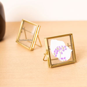 Marco de Fotos de Vidrio Transparente con Borde de Latón Mini, Nuevo y en Oferta, Marco Decorativo de Mesa, Flores Prensadas, Diseño Único con Parte Trasera en el Marco - Product Image 1