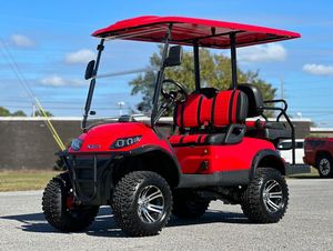 Voiturette de golf électrique Icon 4 places rouge avec auvent, véhicule utilitaire tout-terrain pour parcours de golf et stationnement en station balnéaire - Product Image 1