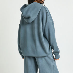 Chándal de diseño extragrande para mujer / Material de alta calidad con diseño de jersey y cierre de botones, con bolsillos tipo canguro y logotipo - Product Image 5