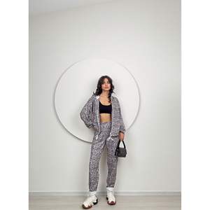 ชุดเซ็ตเสื้อผ้าลายเสือดาวสองเส้นด้าย รุ่น 1018 ระบายอากาศได้ดี สไตล์ลำลอง - Product Image 5