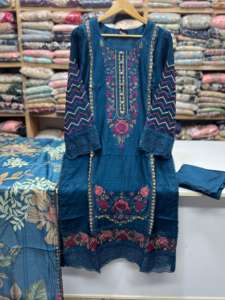 Ssumaira - Conjunto de Fiesta Formal con Camisa de Terciopelo Bordada y Pantalones con Dupatta Estampada Digitalmente, Novedad Especial para Eid - Product Image 3