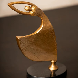 Sculpture élégante en métal doré de femme, figurine artisanale pour la maison, le bureau, la table, le salon, pièce d'art - Product Image 1