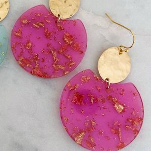 Boucles d'oreilles en résine HEMA, art abstrait, amour féerique, design créatif fait à la main par Artizon Studio - Product Image 5