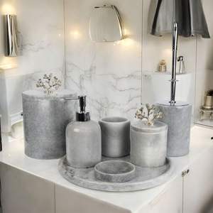 Juego de Baño Minimalista de Cinco Piezas de Resina, Fácil de Limpiar - Product Image 1