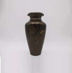 Elegante florero de aluminio cepillado con diseño floral para el vestíbulo del hotel y la decoración del escritorio de recepción disponible al por mayor - Product Image 3