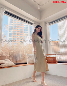 เดรสคอเสื้อแบบผ่าตะเข็บ2ข้างตรงลงไปด้านล่างด้วยวัสดุที่ไม่ระคายเคืองผิวและซิปที่ช่วยให้สีเบจสบาย - Product Image 4