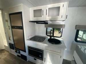 Camping-car d'occasion F-o-r-e-s-t R-i-v-e-r RV R-P-o-d RP-192 de 2022 prêt à être vendu - Product Image 6