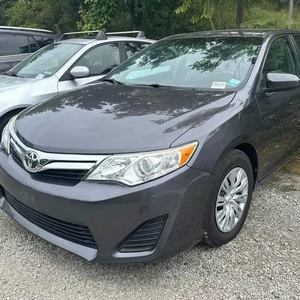Toyota Camry LE 2013, sièges en cuir, pneus R17, conduite à gauche, intérieur clair, berline automatique - Product Image 1