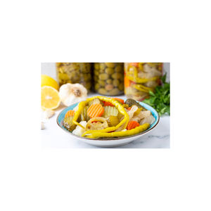 Receta clásica de pepinillos Turshi hecha a mano de Oriente Medio con jardín-Ingredientes frescos Verduras saladas y picantes - Product Image 5