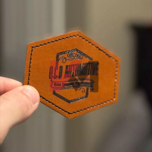 Parches de Cuero Personalizados al por Mayor, Opciones de Termoadhesión y Cosido Disponibles, Parches de Cuero Genuino para Ropa, Marca Personalizada - Product Image 1