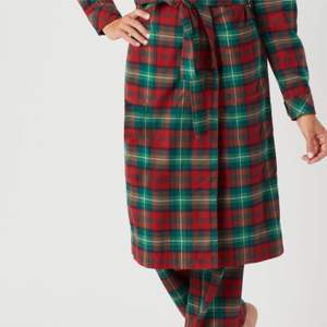 Robe en flanelle à carreaux pour femmes-douce, confortable et parfaite pour se prélasser et rester au chaud pendant les froides nuits d'hiver - Product Image 5