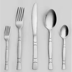 Ensemble de couverts en acier inoxydable finition argentée élégante pour la maison, la cuisine, le restaurant, l'utilisation quotidienne - Product Image 1