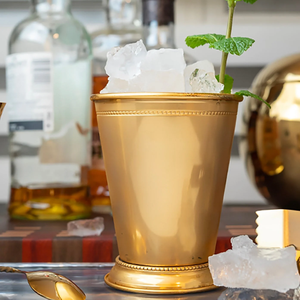 Tono dorado Latón Julep Cup 100 Latón puro Mint Julep Cup Party Disponible Venta al por mayor y precio de fábrica Grabado Julep Cup - Product Image 1