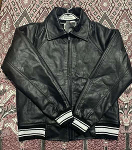 Blouson universitaire vierge personnalisable avec logo, manches en toile, col montant, doublure polaire écologique, logo frontal - Product Image 2