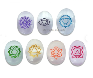 Vente en gros de pierre naturelle sélénite 7 chakra Reiki avec symboles gravés cristal de guérison forme ronde Yoga Worry Set de pierre pour la méditation - Product Image 1