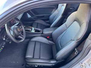 Porsche 911 Carrera 4 GTS Coupé 2025, Motor de Seis Cilindros en Línea Turboalimentado de 3.6 Litros, Motor Eléctrico - Product Image 5