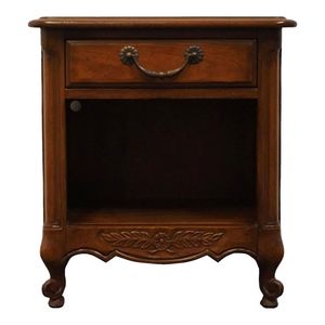 Mesita de noche de caoba provincial francesa elegante con acentos tallados a mano mesita de noche de madera maciza Indonesia para dormitorio lujoso - Product Image 1