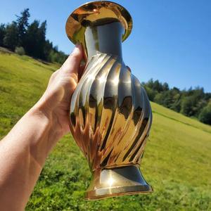 Jarrón de latón decorativo tradicional Diseño floral acrílico Regalo perfecto o adición de decoración del hogar a un precio razonable - Product Image 2