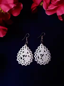 ต่างหูรูปกระดูกควายทำด้วยมือเครื่องประดับแฟชั่นที่ยั่งยืนและเป็นศิลปะสำหรับงานปาร์ตี้โดยงานฝีมือรูปพระจันทร์เสี้ยว - Product Image 2