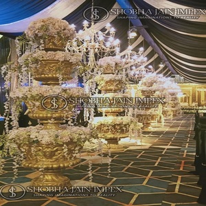 Pot de fleurs artificiel en fibre dorée pour mariage et jardin - Léger et durable - Product Image 1