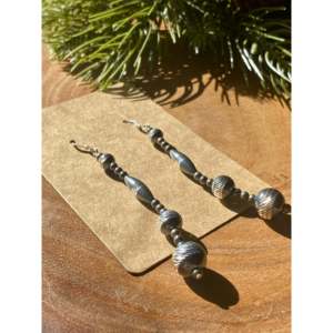 Pendientes de Plata de Ley Hechos a Mano en Estilo Navajo con Perlas y Detalles de Diamantes y Rubíes, Joyería Vintage para Bodas - Product Image 2