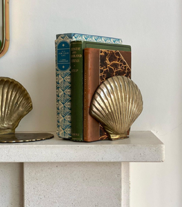 Una mano dorada sostiene un jarrón de cristal, combinando vegetación con almacenamiento funcional para libros. Disponible a precios de mayoreo - Product Image 5