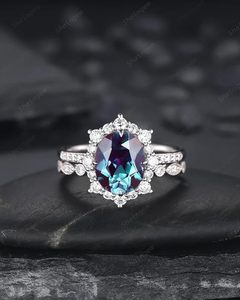 Anillo de Compromiso Ovalado con Alejandrita y Moissanita en Plata de Ley 925 / Oro Blanco de 14K y 18K – Anillo de Promesa Vintage para Boda - Product Image 2