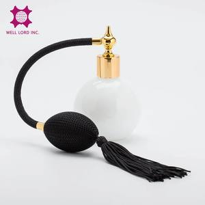 Bouteille de parfum en verre de 100ml carré décoratif avec atomiseur d'ampoule de gland élégant et pulvérisateur à pompe pour l'application de parfum - Product Image 1