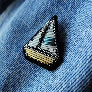 Perles de pierre de lune pêche en forme de feuille sculptées à la main, breloques en pierres précieuses de 14 mm - Product Image 2