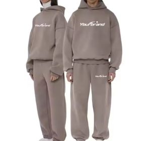 ชุดเซ็ตเสื้อฮู้ดดี้และกางเกงวอร์มลำลองสำหรับฤดูหนาว 2 ชิ้น แบบมีฮู้ด มีกระเป๋า ทรงโอเวอร์ไซส์ ลวดลายทำสีซีดแบบดิสเทรส พร้อมโลโก้สั่งทำพิเศษ น้ำหนักเบา - Product Image 2