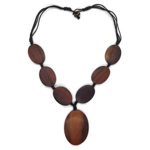 Collier en bois sculpté avec chaîne en corde Artisanat en bois artisanal pour l'affichage de bijoux pour boîtes en bois et panneaux muraux - Product Image 1
