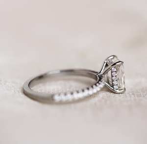 แหวนหมั้นเพชร CZ สีขาวตัดสดใสขนาด10x7มม. พร้อมสายคาดสีเงินสำหรับคู่แต่งงาน - Product Image 3