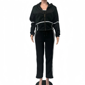 Tenues de sport tendance en deux pièces pour femme, haut court et pantalon assorti, en polyester et élasthanne respirant, à manches longues et broderies, longueur genou - Product Image 1