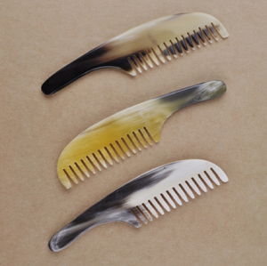 Peigne en corne à poignée de paon. Peigne naturel magnifiquement sculpté pour un toilettage sans statique et la santé du cuir chevelu, aux prix de gros. - Product Image 2