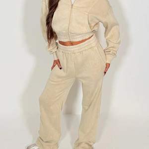 Ensemble de survêtements et de sweats à capuche personnalisés pour femmes, meilleur ensemble d'été pour femmes, tissu en molleton de coton de haute qualité et service OEM - Product Image 2