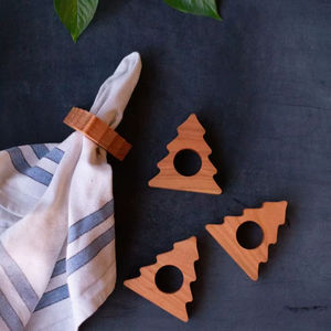 แหวนใส่ผ้าเช็ดปากไม้เคลือบด้าน ลายต้นคริสต์มาส ทำด้วยมือ - ของตกแต่งโต๊ะอาหารที่ทนทาน - Product Image 1