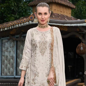 ¡Georgette bordada Shalwar Kameez con detalles de parches de trabajo Khatli y estilo tradicional Dupatta para ropa festiva y de fiesta! - Product Image 1
