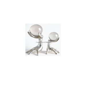 Dernier modèle Arrivée Lot de 2 mains polies argentées en aluminium moulé tenant des boules polies miroir brillantes Sculptures de décoration intérieure - Product Image 1