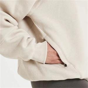 Sudadera con cremallera 1/2 para mujer con logotipo personalizado al por mayor, jersey con media cremallera y dobladillo ajustable, Jersey clásico de salón con logotipo frontal de gran tamaño - Product Image 2