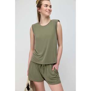 เสื้อยืดแขนกุดมีแผ่นรองไหล่ - Product Image 1