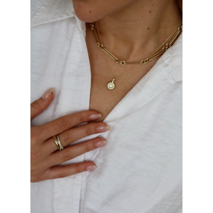 Anillo Vivienne Trois con Tres Piedras, Oro Sólido de 14k con Baño de Rodio, con Diamante, Rubí y Circonita, Engaste en Canal, Diseño de Amantes - Product Image 4