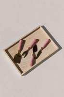 Fourchette à couteau semi-cœur et spatule à fromage artisanale en gros avec poignées en résine rose couverts cadeaux à manger vente chaude