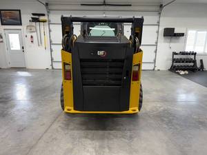 Chargeuse compacte sur pneus d'occasion CAT Caterpillar 242D3 pour la construction, l'agriculture et la manutention de matériaux - Product Image 4