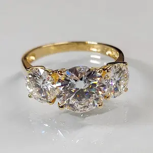 Anillo de Compromiso de Tres Piedras con Diamante Cultivado en Laboratorio de 4.73 TCW, Certificado por IGI, Oro Amarillo Sólido de 14K, Estilo Vintage - Product Image 1