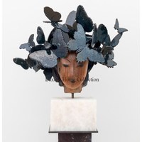 Visage de dame en bois de vente chaude avec des sculptures décoratives de papillons enduits de poudre de couleur noire en métal sur la base de marbre blanc