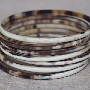 RELOJES Cuerno de búfalo natural Puños, brazaletes y pulseras hechos de cuerno de búfalo real, disponible en una variedad de - Product Image 1