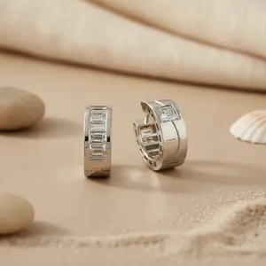 Boucles d'oreilles créoles en argent avec diamants baguette et carrés pour femmes - Product Image 2