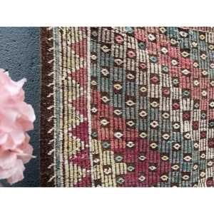 Alfombra Kilim Turca Vintage de 6.7x9.8 pies, Diseño de Parches en Degradado Rojo, Lana Ecológica con Respaldo de Látex - Product Image 4