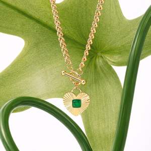 Collier en titane plaqué or de style Andy Jeulia, avec pendentif cœur géométrique en forme de T - Product Image 4