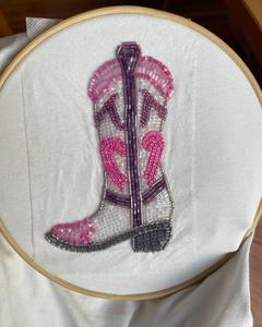 Porte-clés brodé à la main avec des perles de graines de piment vert triple Martini, bijoux faits à la main, porte-clés en métal doré, breloque pour sac à main, personnalisé - Product Image 5